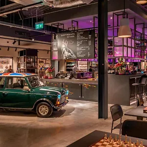 Moxy London Heathrow Airport מלון