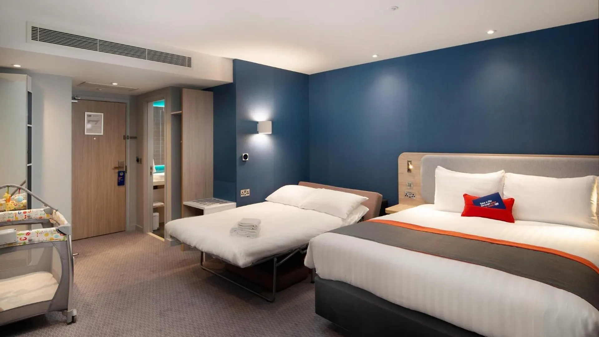 ****  הית'רו Holiday Inn Express - London Heathrow T4, An Ihg Hotel בריטניה